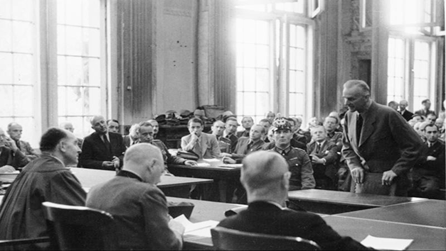 Dr. Carl Goerdeler, der fra 1930-1937 var overborgmester i Leipzig, i folkeretten. De anklagede fik ingen livrem og måtte derfor holde deres bukser oppe med hænderne. Når der blev lavet hitlerhilsen, måtte de slippe bukserne. De gled ned til stor morskab for tilhørerne.