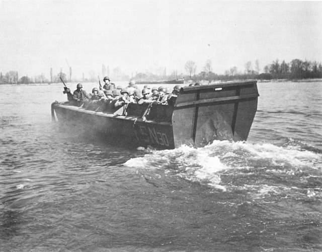 Amerikanske soldater på vej over Rhinen. De anvendte landgangsbåde til angrebet ligesom ved D-dag.