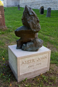 Asger Jorn's gravsten.
