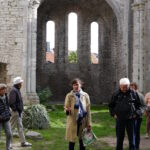Rejseleder Kathrine fortæller i Drottens ruin i Visby. Foto: Poul Erik Frandsen